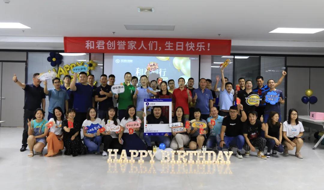 歐福萊拍了拍你的腦袋說：“生日快樂”！